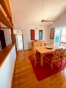 una cucina e una sala da pranzo con tavolo e sedie di Sky view of Hell islands a Hvar