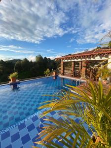 una grande piscina con pavimento piastrellato blu di Hotel Estaciones a Guatapé