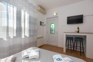 TV a/nebo společenská místnost v ubytování Apartments Tolic