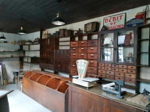 una tienda con un banco y un montón de artículos en Auberge Chez Gabrielle - Vallée de Lesponne, en Beaudéan