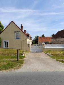 ノワイェ・シュル・シェールにある5km de beauval, gîte l'étoile des châteauxの道路沿いの家