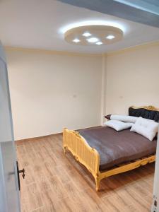 a bedroom with a bed in a room at شقه 115متر سوبر لوكس العامريه قريبه من الاسكندريه10min from Alexanderia in ‘Izbat al Musta‘marah