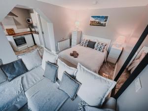 Habitación con cama y sofá con almohadas en Waterfall Caves en Limavady