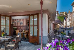 a patio area with a table and chairs at Hotel Hostellerie Valckenborgh in Valkenburg