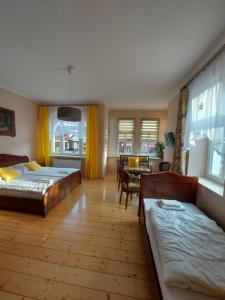 salon z 2 łóżkami i kanapą w obiekcie Pension Etiuda w mieście Duszniki Zdrój