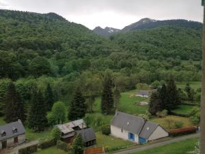 - une vue aérienne sur un village dans les montagnes dans l'établissement Auberge Chez Gabrielle - Vallée de Lesponne, à Beaudéan