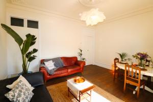 un soggiorno con un divano e un tavolo di Chalet Santa Rita - STUNNING APT. NEXT TO THE SEA a Estoril