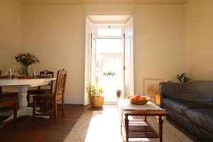 un soggiorno con un divano e un tavolo di Chalet Santa Rita - STUNNING APT. NEXT TO THE SEA a Estoril