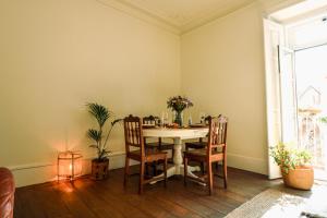 una sala da pranzo con tavolo e sedie di Chalet Santa Rita - STUNNING APT. NEXT TO THE SEA a Estoril