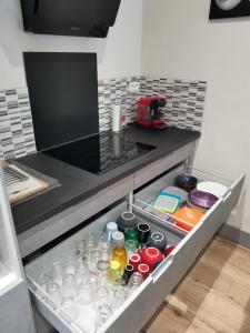 eine Küche mit einer Schublade voller Getränke in der Unterkunft Appartement Fontargente in Ax-les-Thermes