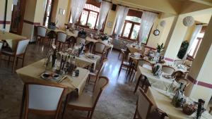 an overhead view of a restaurant with tables and chairs at Hotel Rosalpina in Serina