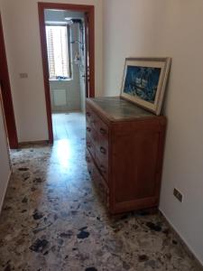 een kamer met een dressoir met een foto erop bij B&B Fronte mare in Belmonte Calabro