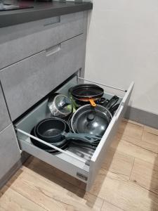 un cajón en una cocina con ollas y sartenes en Appartement Fontargente, en Ax-les-Thermes