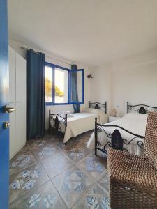 Granitola的住宿－Villa Nica，一间卧室设有两张床和窗户。