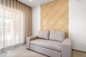 a living room with a couch and a painting at Quinta das Andorinhas in Carvoeiro