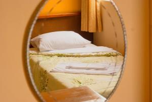 Postel nebo postele na pokoji v ubytování Hara Palace Hotel