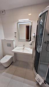 Koupelna v ubytování Carina Hotel
