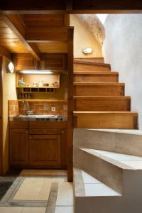 una cocina con fregadero y una escalera en Dorovinis Monemvasia Castlehouses en Monemvasia
