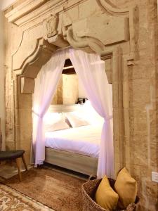 una camera con letto a baldacchino di Oasis 22 Savynomad Harbour Residences wow Views a La Valletta