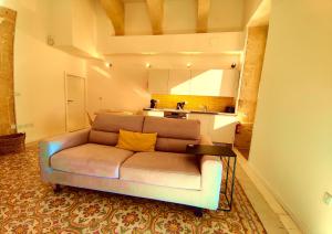 un soggiorno con divano e una cucina di Oasis 22 Savynomad Harbour Residences wow Views a La Valletta