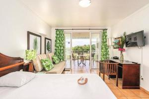 una camera con letto e scrivania e un soggiorno di Vacances972 Conceptmultishop logement à Pierre et Vacances a Sainte-Luce