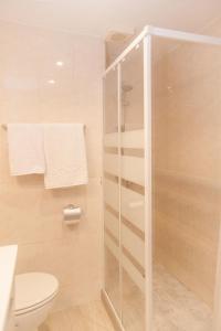 y baño con ducha y aseo. en Apartamentos Thaisay LUZ DEL MAR II, en Puerto del Carmen