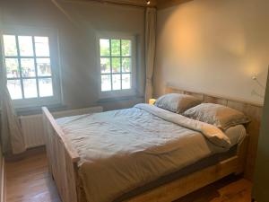 Кровать или кровати в номере Toplocatie in centrum Sluis