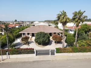 una vista aérea de una casa con árboles y plantas en Casetta Primo Sole Apartments, en Policoro