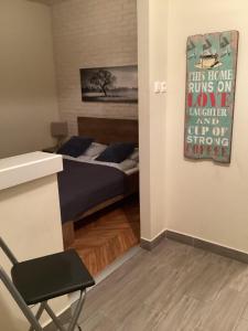 Habitación con cama, escritorio y silla. en Rustic apartman en Budapest