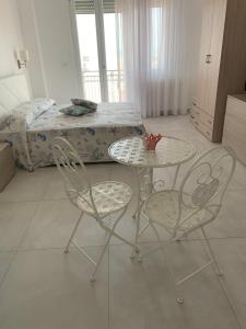 una camera con un tavolo, due sedie e un letto di Panorama Belvedere a Margherita di Savoia