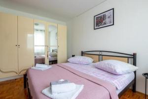 una camera da letto con un letto e due asciugamani di Boka Apartment a Solin (Salona)