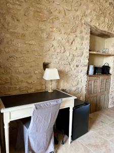 a white desk with a lamp on top of it at La Verrière à Bonnieux in Bonnieux