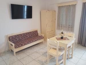 a living room with a couch and a table with wine glasses at Argo in Skala
