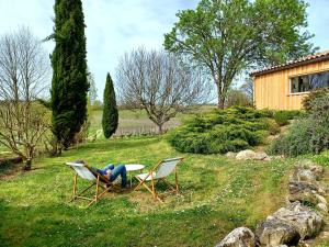 Cottage de La Grave tesisinin dışında bir bahçe