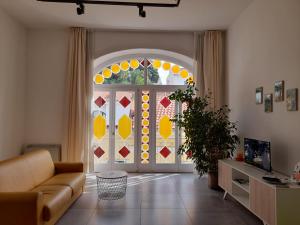 een woonkamer met een bank en een open deur bij Nonna Vittoria Apartment in Salerno