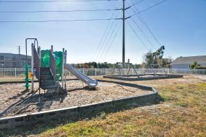 un patio de recreo con un tobogán en un parque en PALM COVE VACATION HOME- One level, Community pool, Pet Friendly, en Panama City Beach