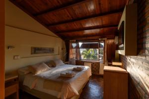 En eller flere senge i et værelse på Portal del Lago Hotel