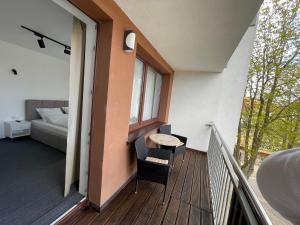 balcone con letto, tavolo e sedie di Apartament Planeta Mielno 114 Premium a Mielno