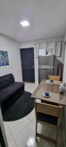 - un salon avec un canapé et une table dans l'établissement flat Luiz Carlos Mouzinho, à Teresina