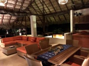 uma sala de estar com um sofá e uma mesa em Zoa Hotel em Mazunte