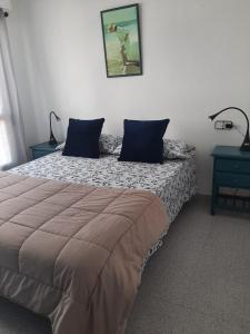 Posteľ alebo postele v izbe v ubytovaní AMAZING SUNNY FLAT WITH BALCONY POOL two MINS FROM THE BEACH + 35 fotografií
