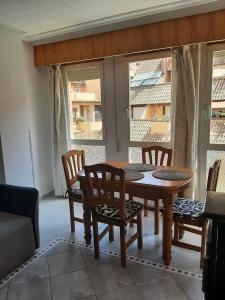 Posedenie v ubytovaní AMAZING SUNNY FLAT WITH BALCONY POOL two MINS FROM THE BEACH