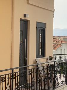 een balkon met een zwarte deur en ramen bij Georgia's house in Ária