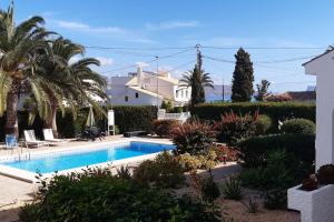Bazén v ubytování House in the center of albir, 2 min walk from the beach nebo v jeho okolí
