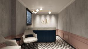 エルサレムにあるAlbi Boutique Hotel - Traveler's Choice 2024の椅子2脚とカウンター付きの待合室