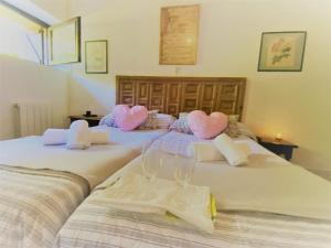 two beds with towels and wine glasses on them at La Casa Gotica - 5815 in Isla