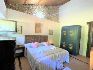 a bedroom with a bed with pink stuffed animals on it at La Casa Gotica - 5815 in Isla