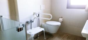 a small bathroom with a toilet and a sink at Agriturismo Trabucco in Casale sul Sile