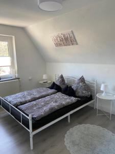 Uma cama ou camas num quarto em Ferienhaus am Bergl