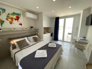 ein Schlafzimmer mit einem großen Bett mit zwei Handtüchern darauf in der Unterkunft Stupenda Mansarda vista Mare in Torre Pali 
